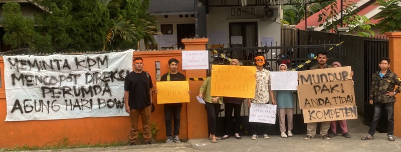 Sejumlah karyawan Perumda Kota Kendari melakukan aksi protes terhadap kebijakan Direktur Utamanya yang telah melakukan pemutusan hubungan kerja secara sepihak. FOTO: IST