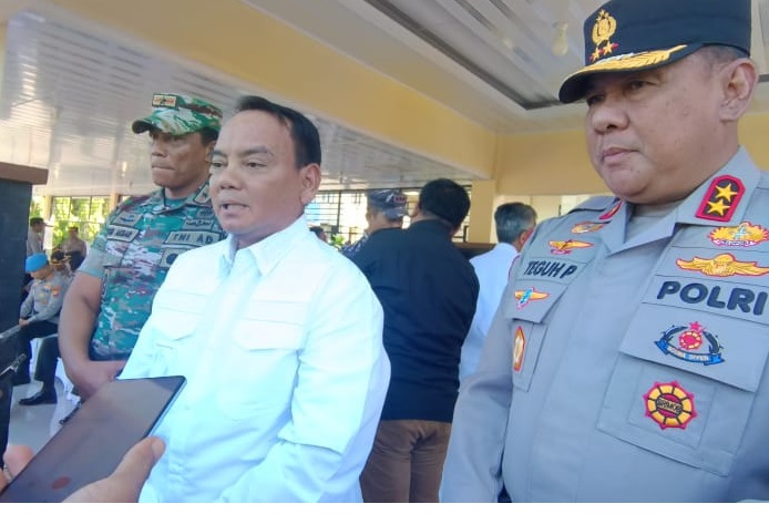 Pj Gubernur Sultra Andap Budhi Revianto usai memimpin upacara pelepasan gelar pasukan pengamanan TPS memberi keterangan kepada wartawan.