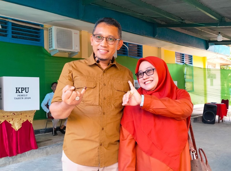 Pj Walikota Baubau Muh Rasman Manafi beserta istri usai melakukan pencoblosan pemilu 2024 di Kota Baubau. FOTO: HUMAS PEMKOTA BAUBAU