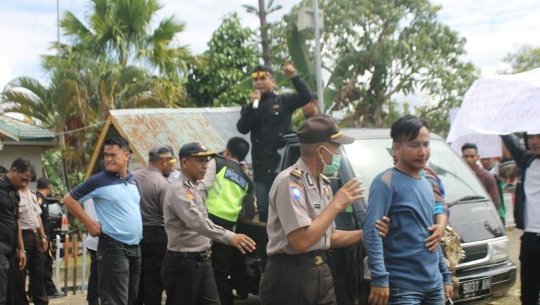 Warga Konut Segel Kantor Cabang  PT Antam  SultraKini com